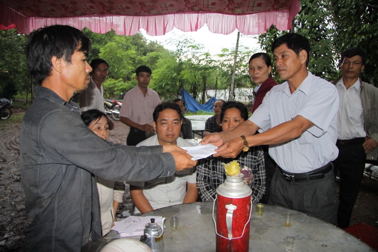 Ông Võ Thanh Tâm, Chủ tịch Hội Chữ thập đỏ huyện Xuân Lộc trao tiền hỗ trợ cho gia đình các nạn nhân