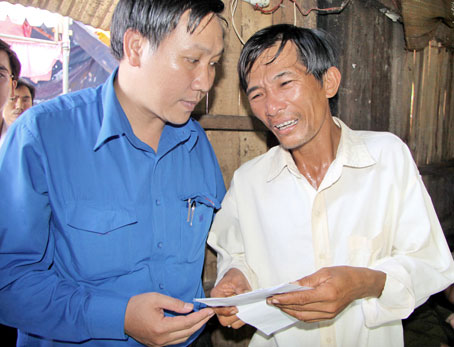 Anh Bùi Xuân Thống, Bí thư Tỉnh đoàn, Phó ban Chỉ đạo hè tỉnh trao tiền hỗ trợ cho gia đình anh Nguyễn Thanh Hoàng.