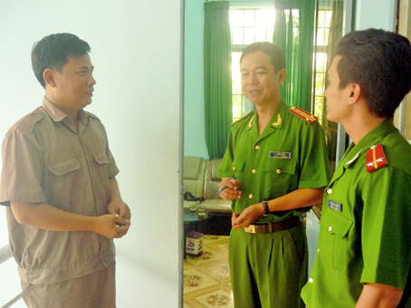 Anh Nguyễn Đức Thắng (trái) đang trao đổi công việc với Ban chỉ huy Công an phường Tân Hiệp.
