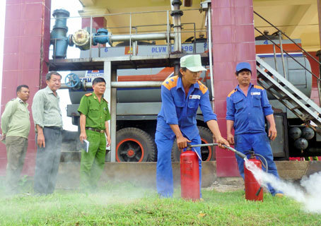 Lực lượng chức năng kiểm tra các điều kiện kinh doanh tại kho xăng dầu Biên Hòa