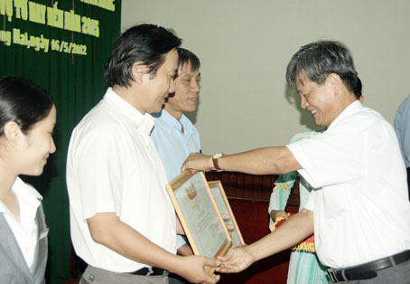 Chủ tịch Liên đoàn Lao động tỉnh Huỳnh Tấn Kiệt trao bằng khen cho các tập thể.         Ảnh: N.Sơn