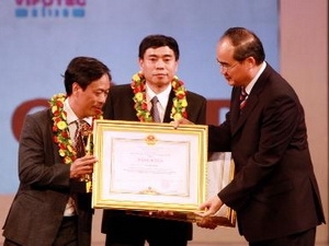 Deputy Prime Minister Nguyen Thien Nhan presents VIFOTEC awardsb for winners 