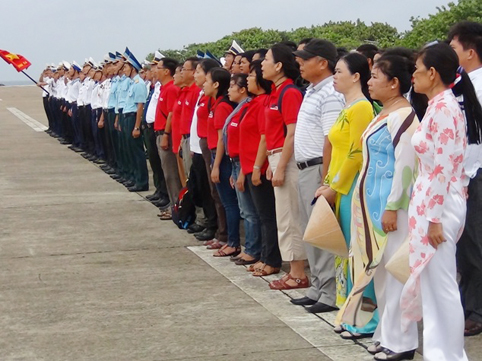 Đoàn “Góp đá xây Trường Sa” chào cờ cùng quân dân huyện đảo.