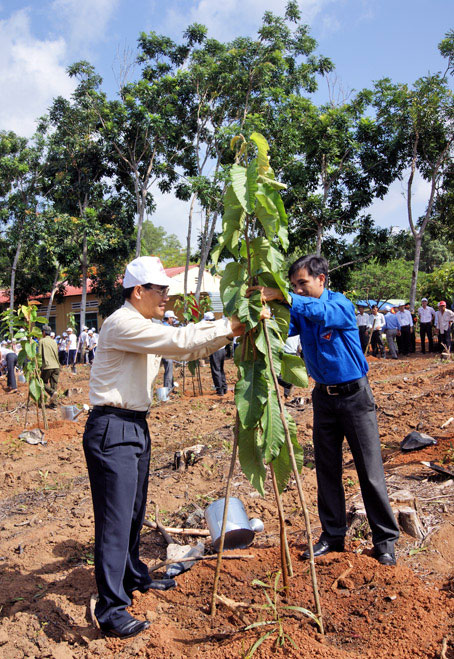 Phó chủ tịch UBND tỉnh Trần Văn Vĩnh tham gia trồng cây tại huyện Xuân Lộc. Ảnh: N. Hoàng