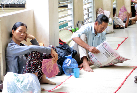 Bài 2: Cần quan tâm người đi nuôi bệnh