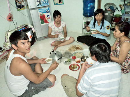 Bài 1: Thu nhập chưa đủ bù đắp...