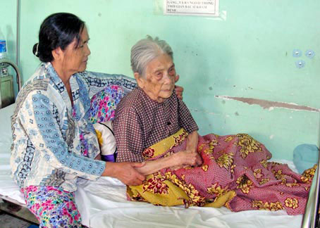 Phẫu thuật cho cụ bà 101 tuổi