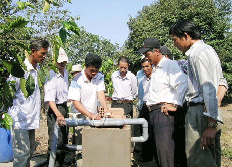 Nông dân huyện Xuân Lộc tham quan hệ thống tưới tiết kiệm.