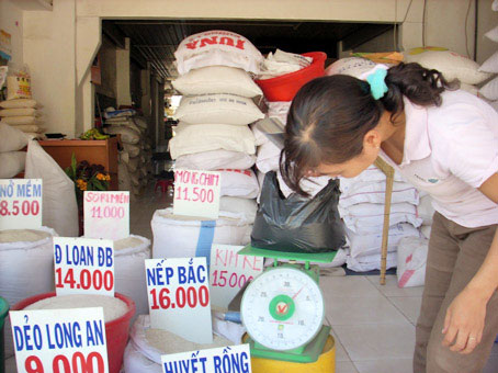 Tăng cường kiểm tra việc niêm yết giá tại các chợ truyền thống