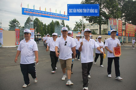 Cán bộ công chức Văn phòng Tỉnh ủy tham dự chương trình đi bộ
