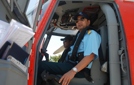         Các phi công bay EC-225 trong khoang lái chuẩn bị xuất phát.