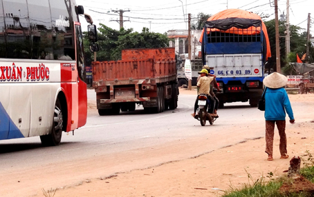 Quốc lộ 1A (đoạn ngang chợ xã Xuân Hưng, huyện Xuân Lộc) vừa hẹp vừa cong, nhưng các tài xế ô tô (cả xe container) ngang nhiên phóng nhanh, vượt ẩu qua đây.