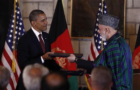 Tổng thống Mỹ Barack Obama và Tổng thống Afghanistan Hamid Karzai ký kết Hiệp định đối tác chiến lược tại Kabul hôm 2-5