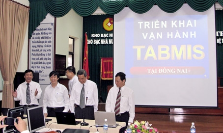 Lãnh đạo tỉnh dự lễ vận hành dự án TABMIS tại Kho bạc Nhà nước Đồng Nai. Ảnh: B. Nguyên