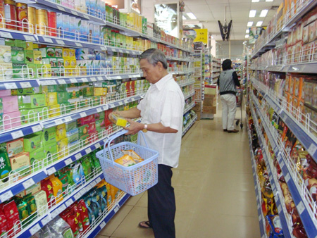 Người tiêu dùng chọn lựa hàng hóa trong siêu thị. Ảnh: T.L