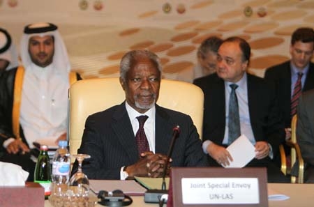 Đặc phái viên chung Kofi Annan (giữa) tại hội nghị. 