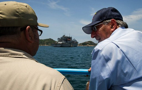 Một chiếc xuồng máy đưa ông Panetta tới tàu tiếp vận USNS Richard E. Byrd ngoài vịnh Cam Ranh. Tàu này đang được bảo dưỡng tại Cam Ranh.