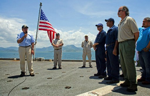 Người đứng đầu Lầu Năm Góc nói chuyện với các thủy thủ trên tàu USNS Richard E. Byrd.