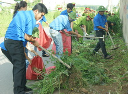 Thanh niên dọn dẹp vệ sinh môi trường