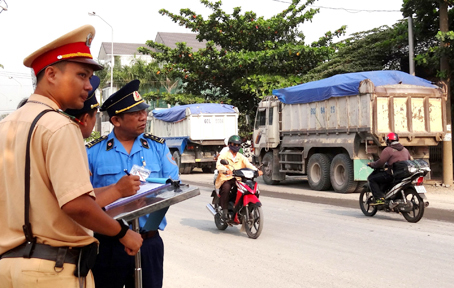 Thủ tướng chỉ đạo UBND các tỉnh, thành phố trực thuộc Trung ương chỉ đạo lực lượng thanh tra giao thông phối hợp với các lực lượng cảnh sát và các cơ quan chức năng địa phương tăng cường kiểm tra, xử lý các hành vi vi phạm tiềm ẩn nguy cơ cao gây tai nạn giao thông.