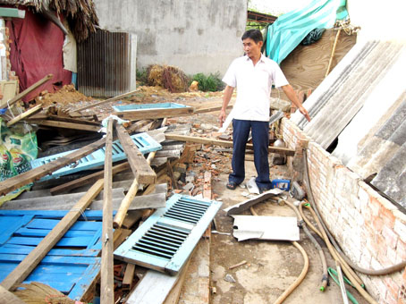 Ông Lê Phú Ênh bên căn nhà tạm bị cưỡng chế.