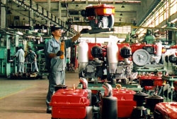 A worker at Vikyno Company in Bien Hoa 1 Industrial Park in southern Dong Nai Province checks products before exporting to Latin America countries. Trade and investment between Viet Nam and the market are huge. 