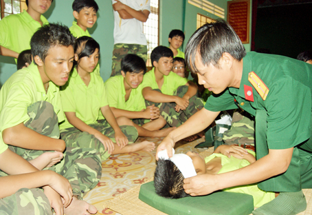 Các em được hướng dẫn kỹ năng sơ cấp cứu