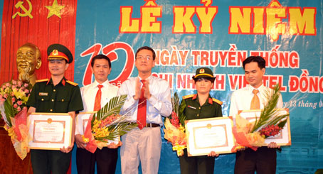 Chủ tịch UBND tỉnh Đinh Quốc Thái trao bằng khen cho các tập thể và cá nhân của Viettel Đồng Nai.  Ảnh: V. Nam