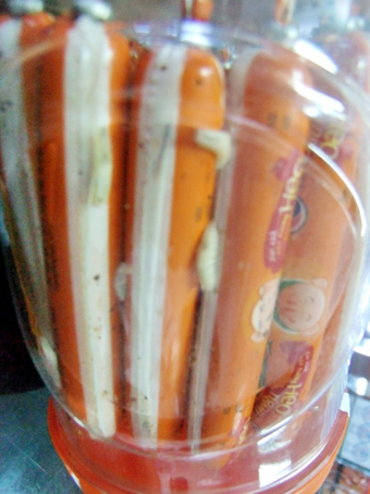 Hộp xúc xích heo thuộc lô hàng sản xuất ngày 22-2-2012 chứa đầy dòi. Ảnh: B. Nguyên
