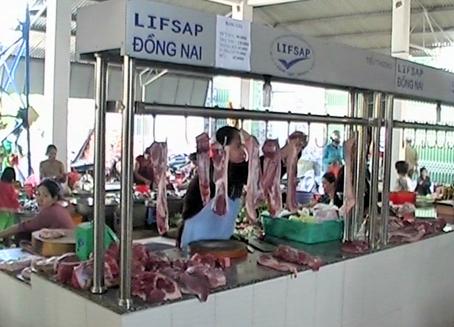 Khu vực buôn bán thịt ở chợ Phú Lộc được sắp xếp theo Dự án Lifsap. Ảnh: L.Chương