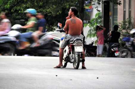 Đậu xe giữa đường... chơi