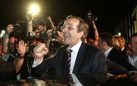 Lãnh đạo đảng Dân chủ Mới Antonis Samaras ăn mừng chiến thắng cùng những người ủng hộ.