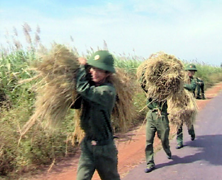 Bộ đội biên phòng Đồn KàTum giúp dân.