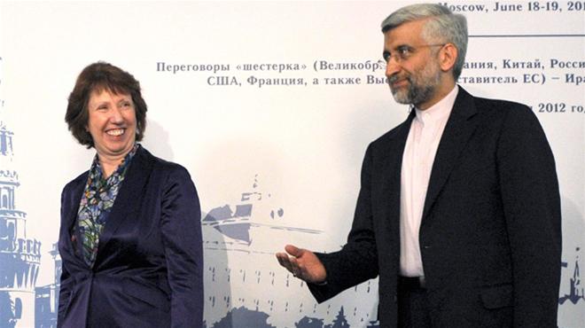 Trưởng đoàn đàm phán hạt nhân Iran Saeed Jalili (phải) và Cao ủy đối ngoại Liên minh châu Âu (EU) Catherine Ashton tại Moscow