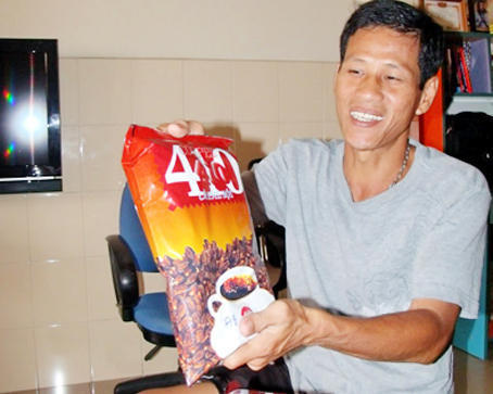 Ông chủ Cơ sở Cà phê 410 tự hào giới thiệu sản phẩm tự tay chế biến.