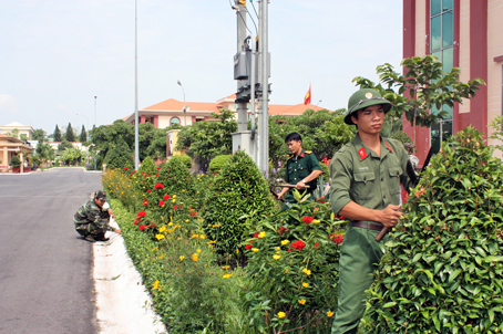 Cán bộ, chiến sĩ Bộ Chỉ huy quân sự tỉnh chăm sóc cây cảnh trong giờ nghỉ.