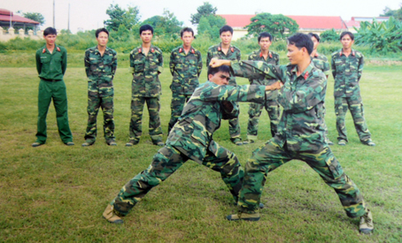 Đoàn viên thanh niên lực lượng vũ trang xung kích trong huấn luyện nghiệp vụ.