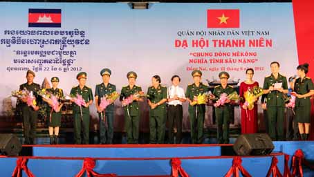 Lãnh đạo Bộ Quốc phòng, tỉnh Đồng Nai tặng hoa và quà cho 150 học viên Campuchia hoàn thành khóa học quân sự tại Việt Nam.