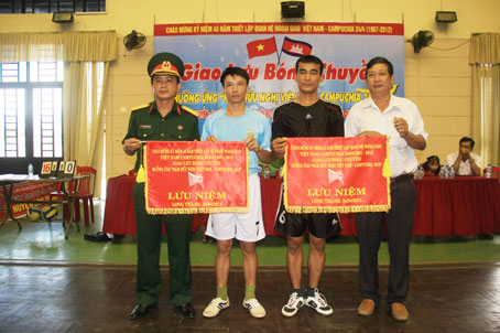 Lãnh đạo hai đơn vị tặng cờ lưu niệm cho hai đội bóng chuyền