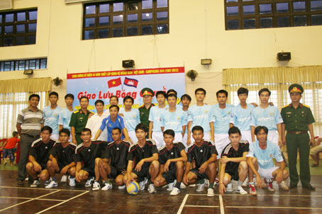 Hai đội bóng chụp hình lưu niệm