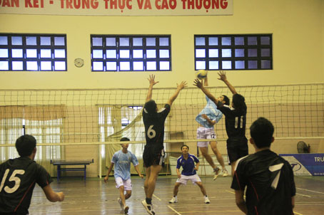 Học viên Campuchia (áo đen) vượt qua chủ nhà Long Thành với tỷ số 3-1