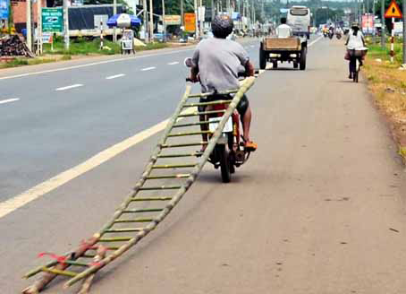 “Làm xiếc” trên đường?