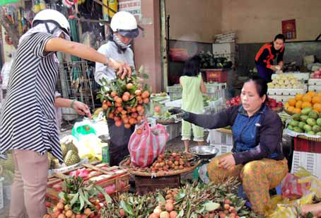 Tết Đoan ngọ vừa qua, các mặt hàng hoa, quả không sốt giá. Ảnh: B.Nguyên