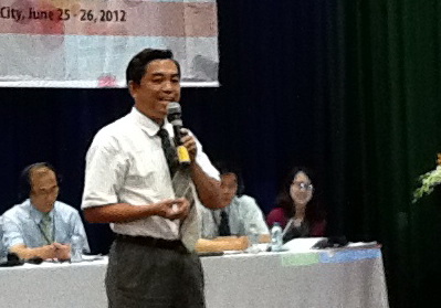 Đ/c Huỳnh Văn Tới, Trưởng ban Tuyên giáo Tỉnh ủy đang trình bày tại hội thảo