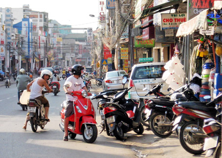 Vỉa hè trên đường Phạm Văn Thuận (đoạn thuộc phường Bình Đa) bị chiếm dụng hoàn toàn.