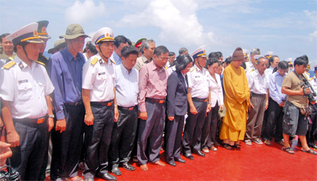 Nhà sư cùng khách thăm Trường Sa tưởng niệm các liệt sĩ Trường Sa trên vùng biển Cô Lin.