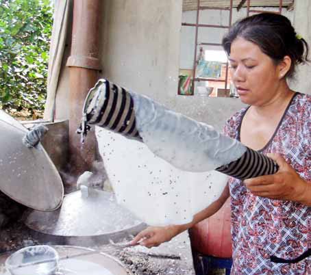 Lò làm mì Quảng của cô Hải được các quán ăn lâu năm ở TP. Hồ Chí Minh tin tưởng đặt hàng.