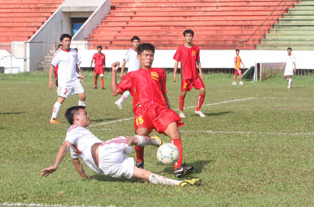 Giải năm nay hứa hẹn hấp dẫn. Trong ảnh: Trận chung kết giữa Công an Đồng Nai và TP.Biên Hòa (áo đỏ)