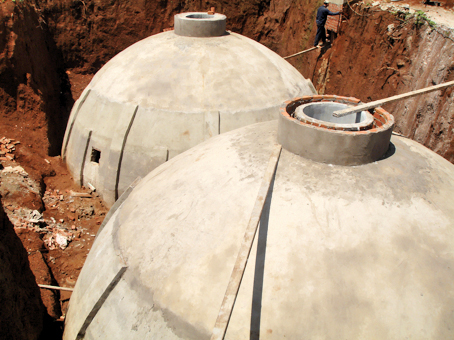 Xây dựng hầm biogas tại xã Sông Trầu (huyện Trảng Bom). Ảnh: H. Giang