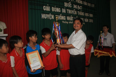Giải bóng đá truyền thống học sinh huyện Thống Nhất: Trường tiểu học Nguyễn Huệ, THCS Xuân Thiện vô địch